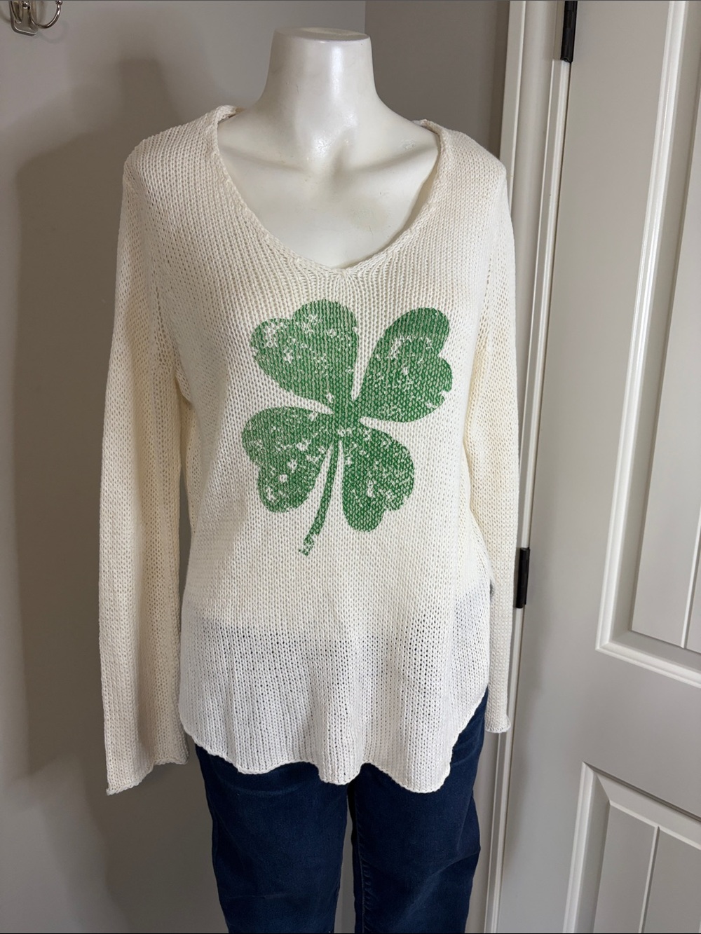 Wooden Ships Shamrock Sweater Cream V neck lightweight knit Notre Dame Sz XS/S